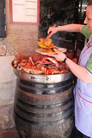 Sirviendo Paella restaurante Marisqueria Quique Comillas Cantabria
