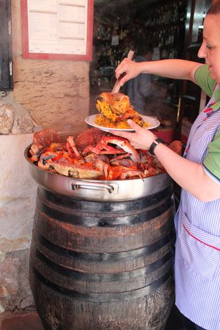 Sirviendo Paella restaurante Marisqueria Quique Comillas Cantabria
