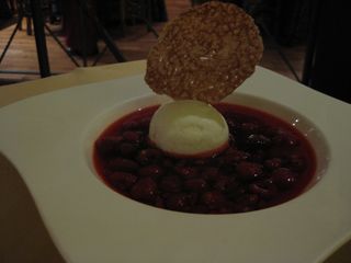 Sopa de frambuesas con helado de yogourt Astillero Restaurante Teatro