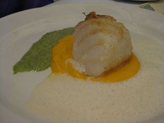 Bacalao con pesto de yogour sobre mouse de zanahoria y espuma de champagne San Roman Escalante