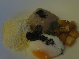 Huevo poché con migas, parmesano y raviolis de morcilla de patata El Serbal Santander Restaurante