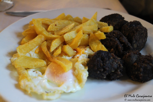 Huevos patatas y Morcilla restaurante El Tropezón Herrería 
