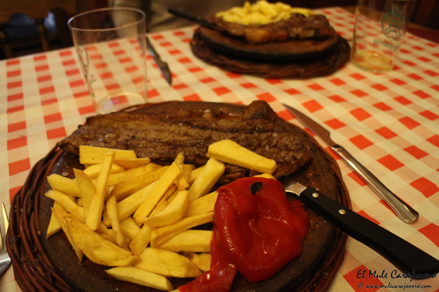 Entrecote con patatas y pimientos en Restaurante Brasas Santander