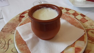 Cuajada Casera de Leche de Oveja con Romero restaurante Cosmopol Laredo Cantabria