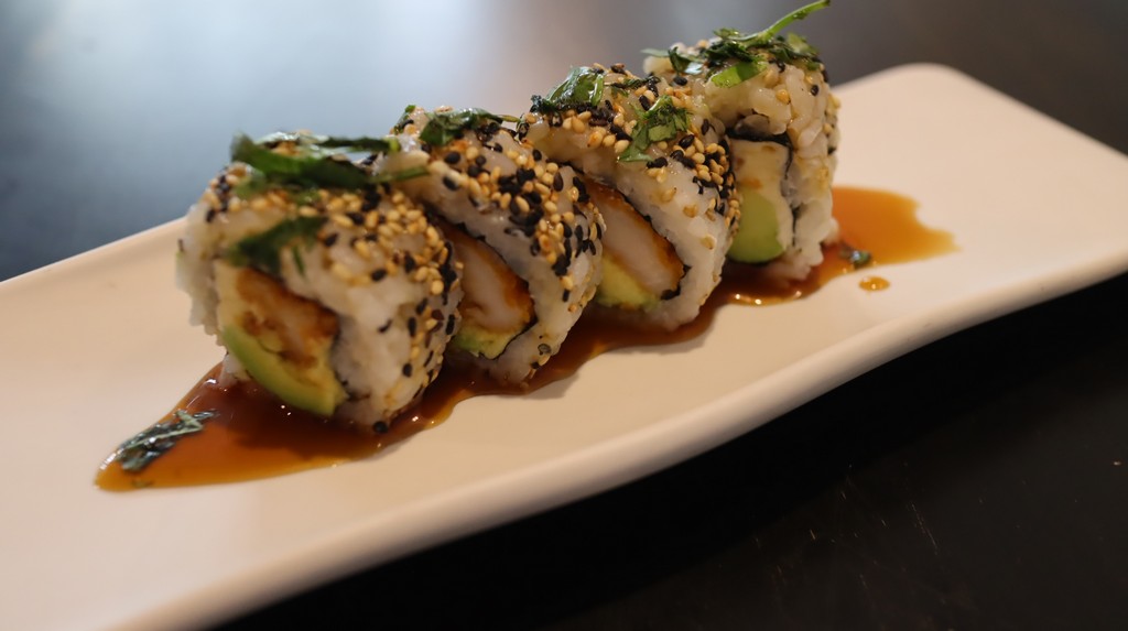 Maki de Pollo y Aguacate con Salsa Huancaína Ahumada