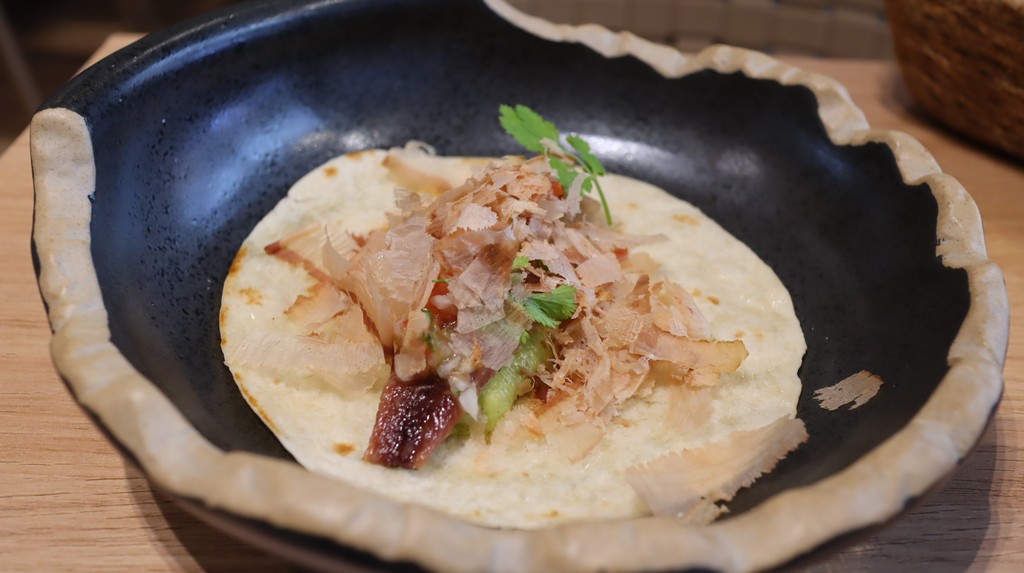 taco de sardina ahumada con guacamole, pico de gallo y katsuobushi