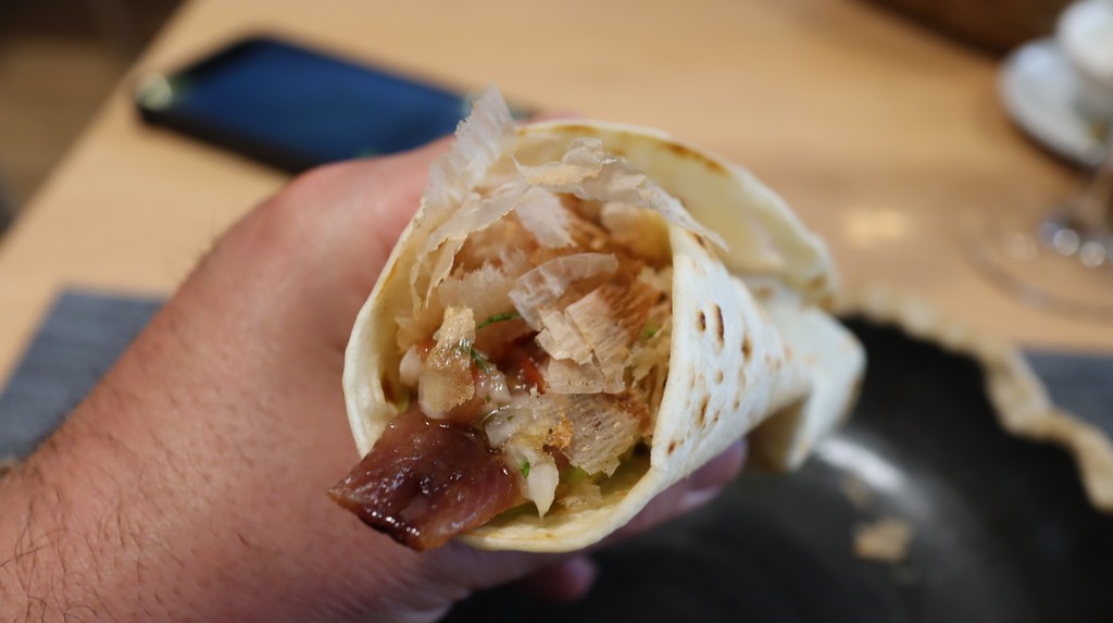 taco de sardina ahumada con guacamole, pico de gallo y katsuobushi