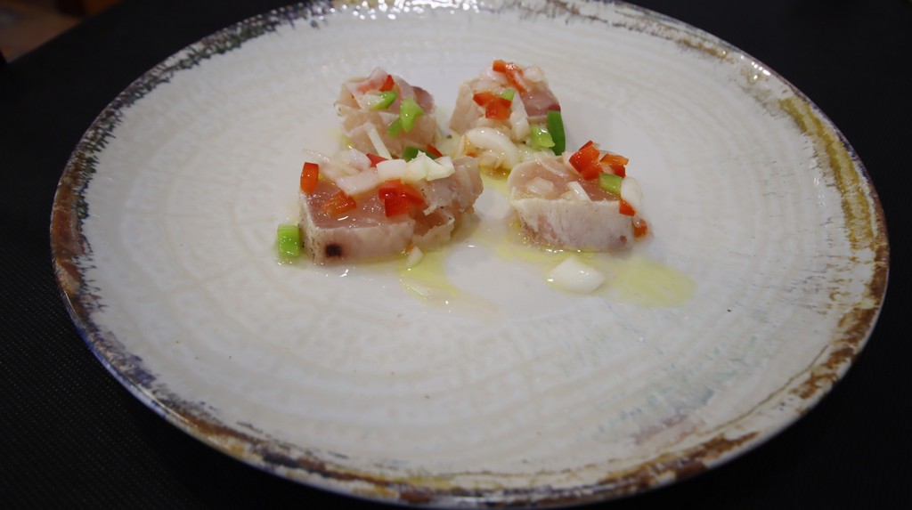 Bonito curado estilo salmón, con vinagreta clásica