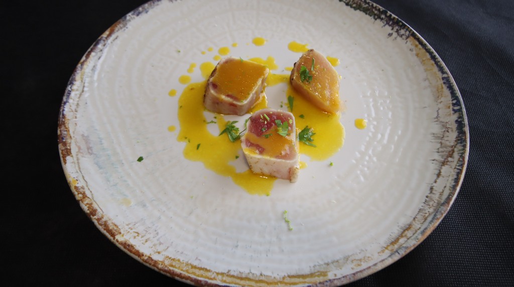 Bonito curado con vinagreta de maracuyá, ají amarillo y un toque de cilantro