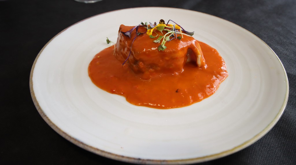 Bonito con tomate picante de la casa
