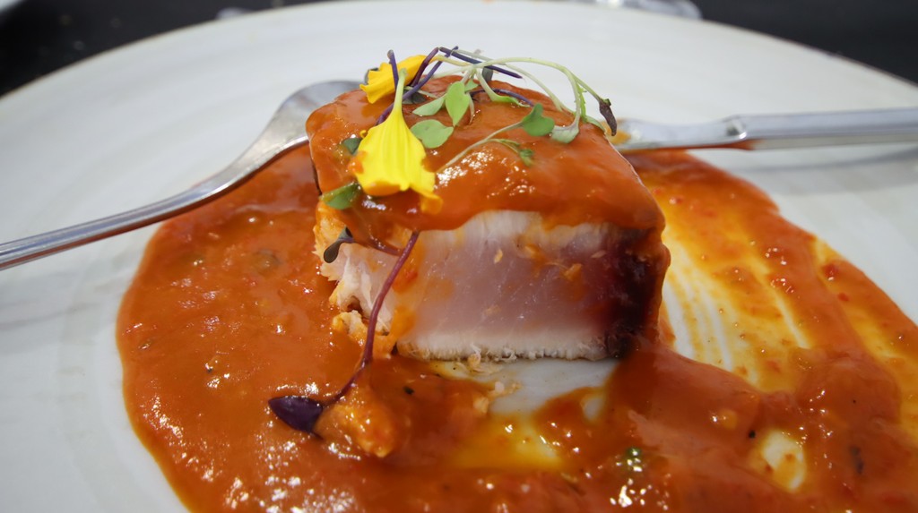 Bonito con tomate picante de la casa