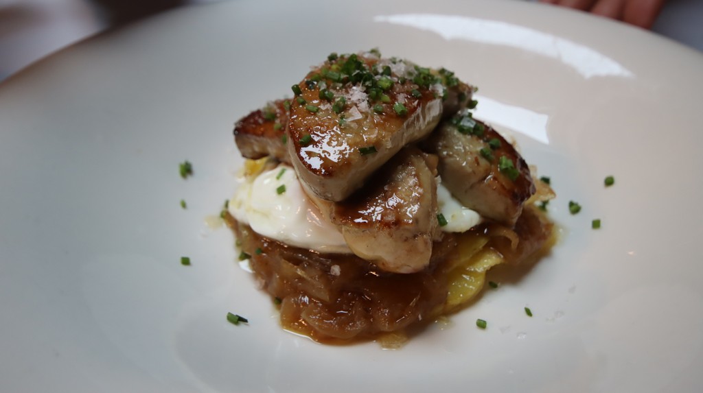 foie planchado con huevo frito y patata panadera