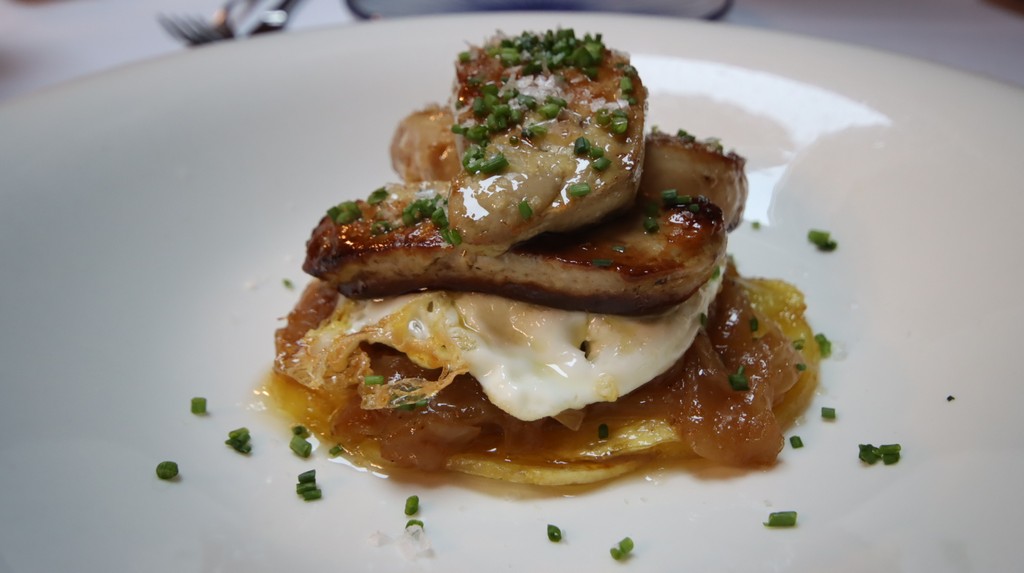 foie planchado con huevo frito y patata panadera