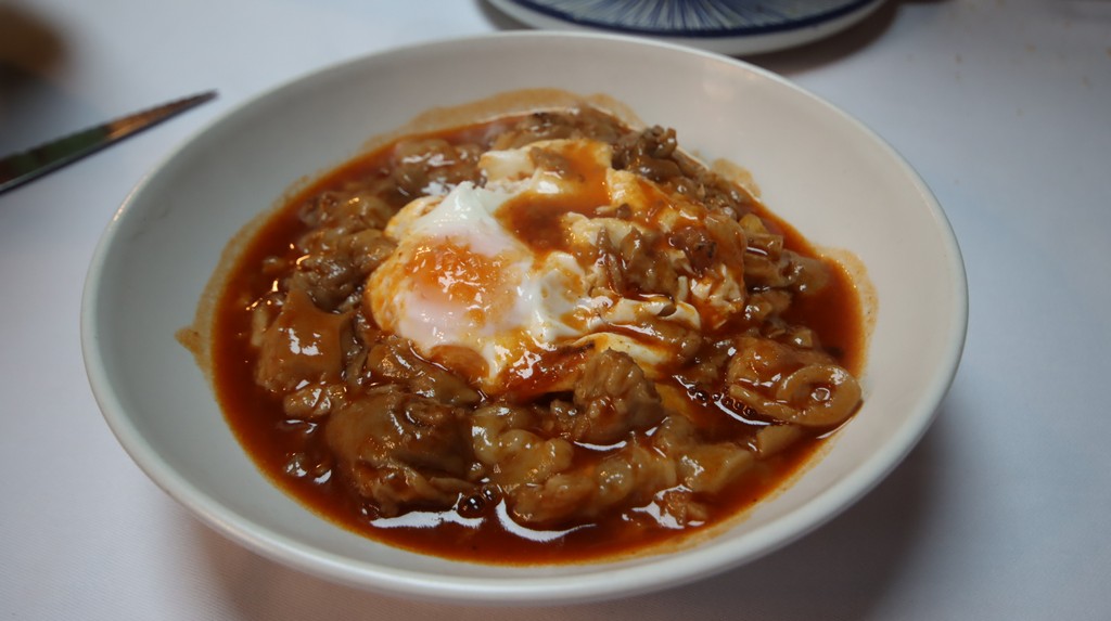 manitas deshuesadas con salsa y huevo frito