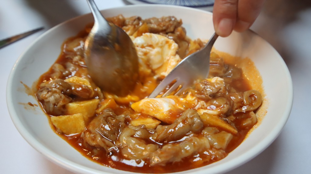 manitas deshuesadas con salsa y huevo frito