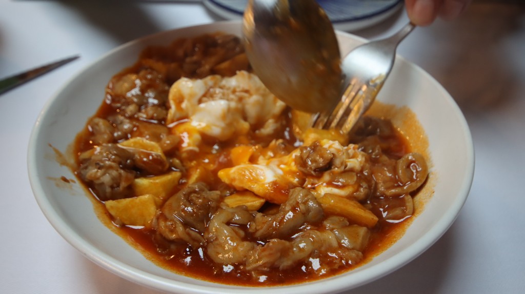 manitas deshuesadas con salsa y huevo frito