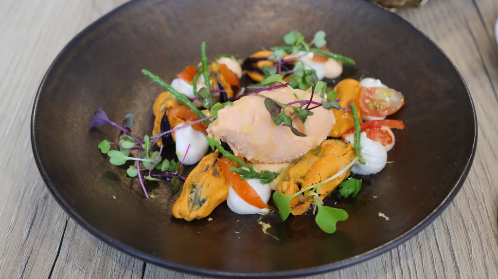 mejillones naturales con emulsión de anchoas, helado de tomate y salicornia