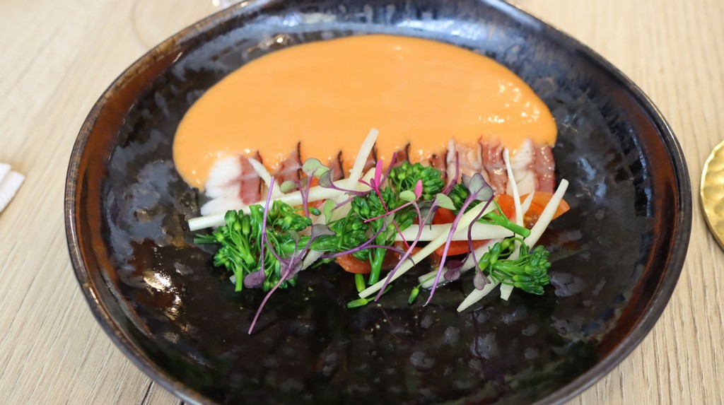 anguila ahumada y soasada con salmorejo y ensalada de vegetales