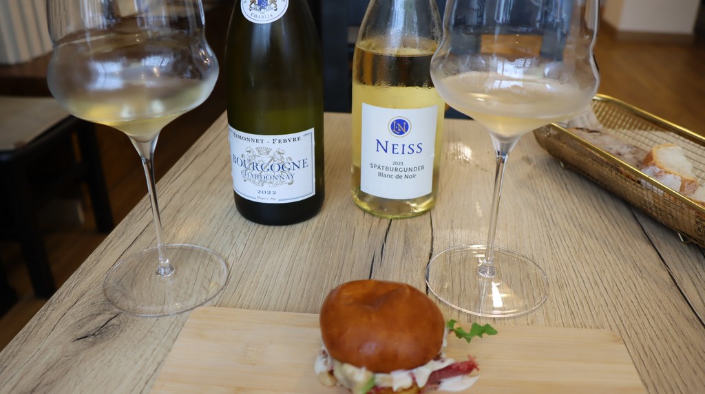 Bourgogne Chardonnay 2022 Simonnet Febvre (Borgoña, Auxerre). Neiss 2023 Spätburgunder Blanc de Noir (vino blanco elaborado con Pinot Noir).
