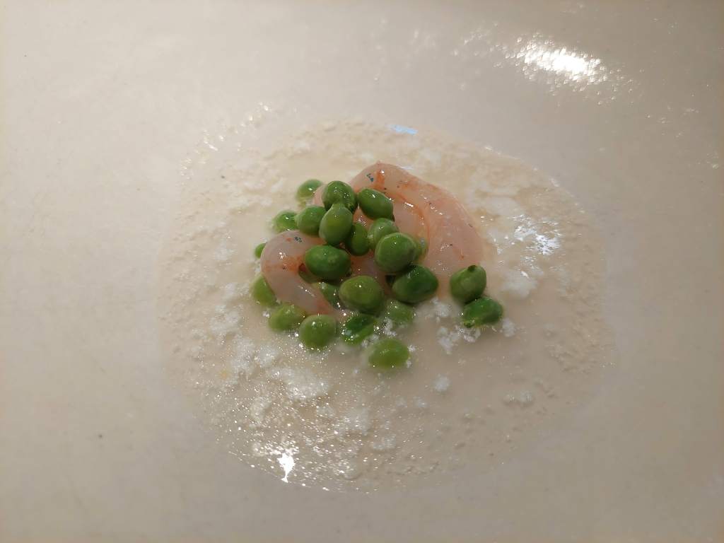 Quisquilla con chícharos sobre un caldo de coliflor
