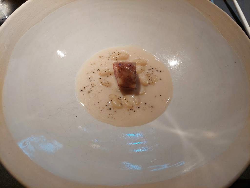 ​Longaniza sobre alubias en cacio e pepe
