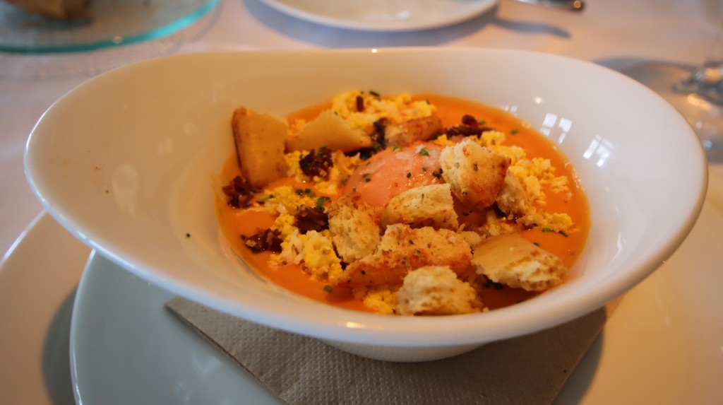 Salmorejo con tomates del norte, huevo picado y jamón ibérico