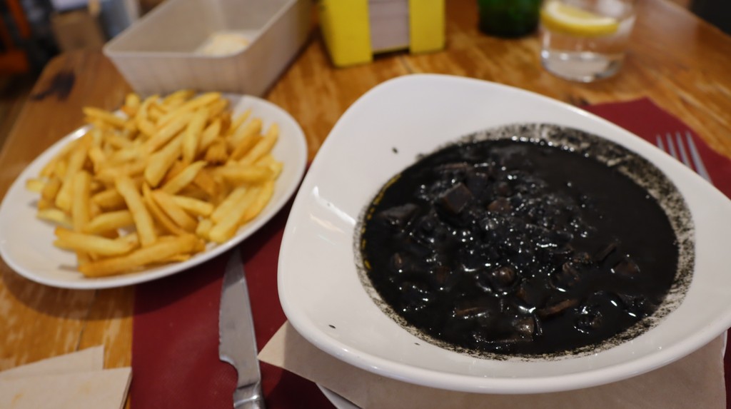 Donde Nando Cachon en su tinta con patatas fritas