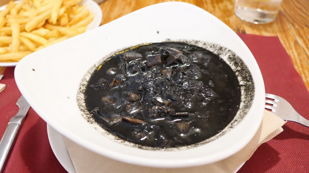Donde Nando Cachon en su tinta con patatas fritas