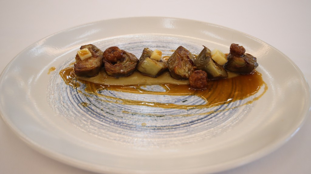 Alcachofas sobre parmentier de alcachofa