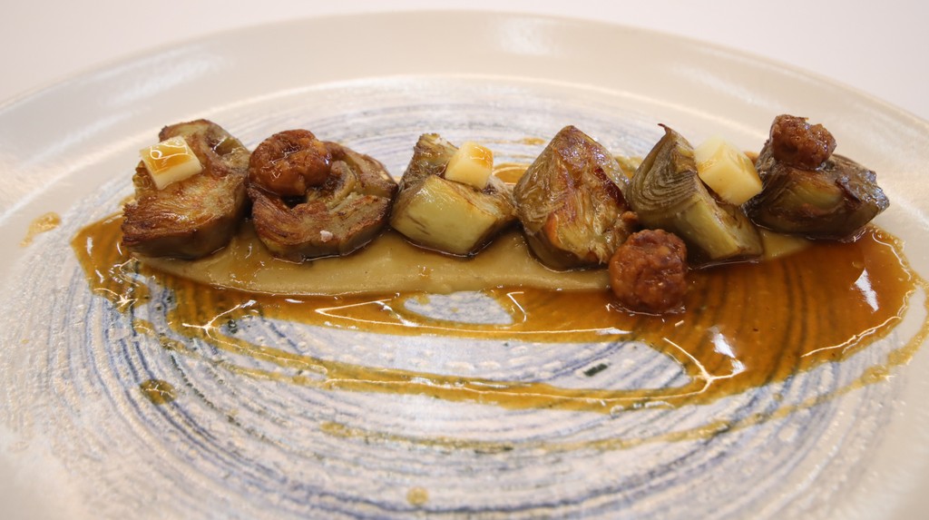 Alcachofas sobre parmentier de alcachofa