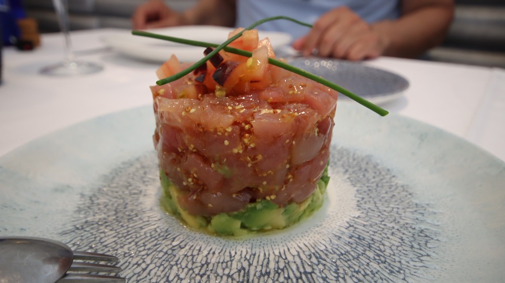 Tartar de bonito sobre aguacate