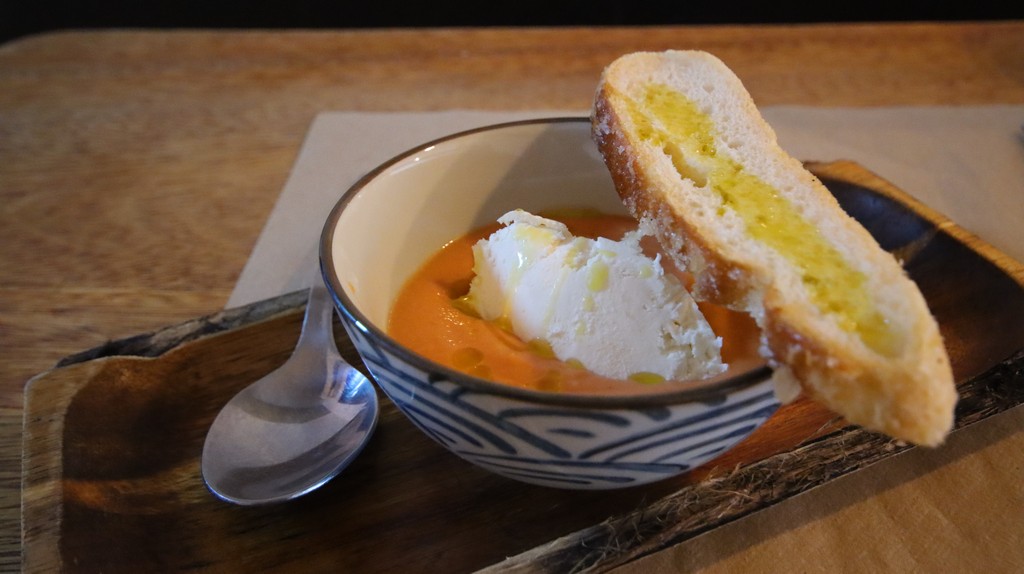 salmorejo con helado de queso de cabra