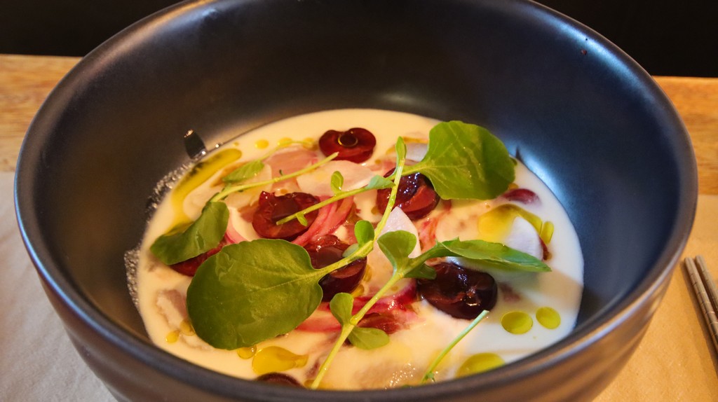 ajoblanco con bonito crudo y cerezas encurtidas