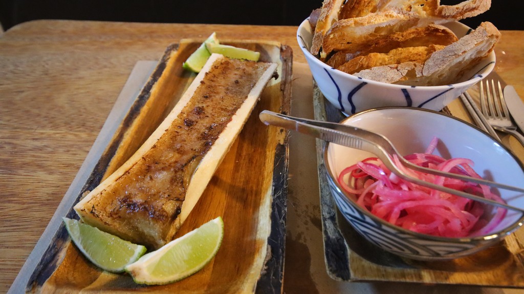 tuétano asado con tostas y cebolla encurtida