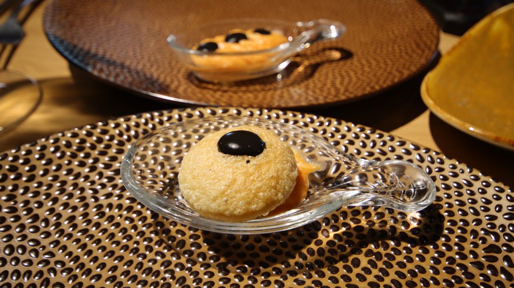 panipuri relleno de hummus de garbanzo