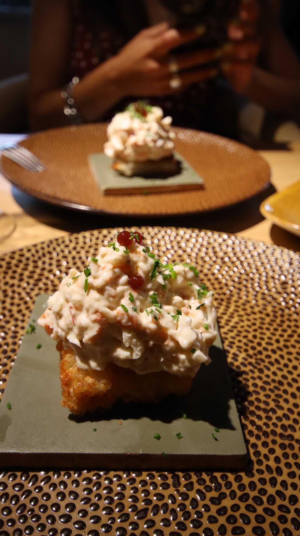arroz frito con tartar de langostinos y esferas de chipotle