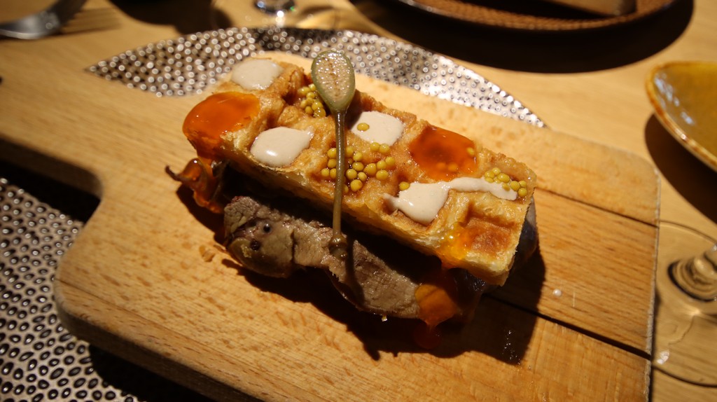 gofre hojaldrado con lengua de vaca