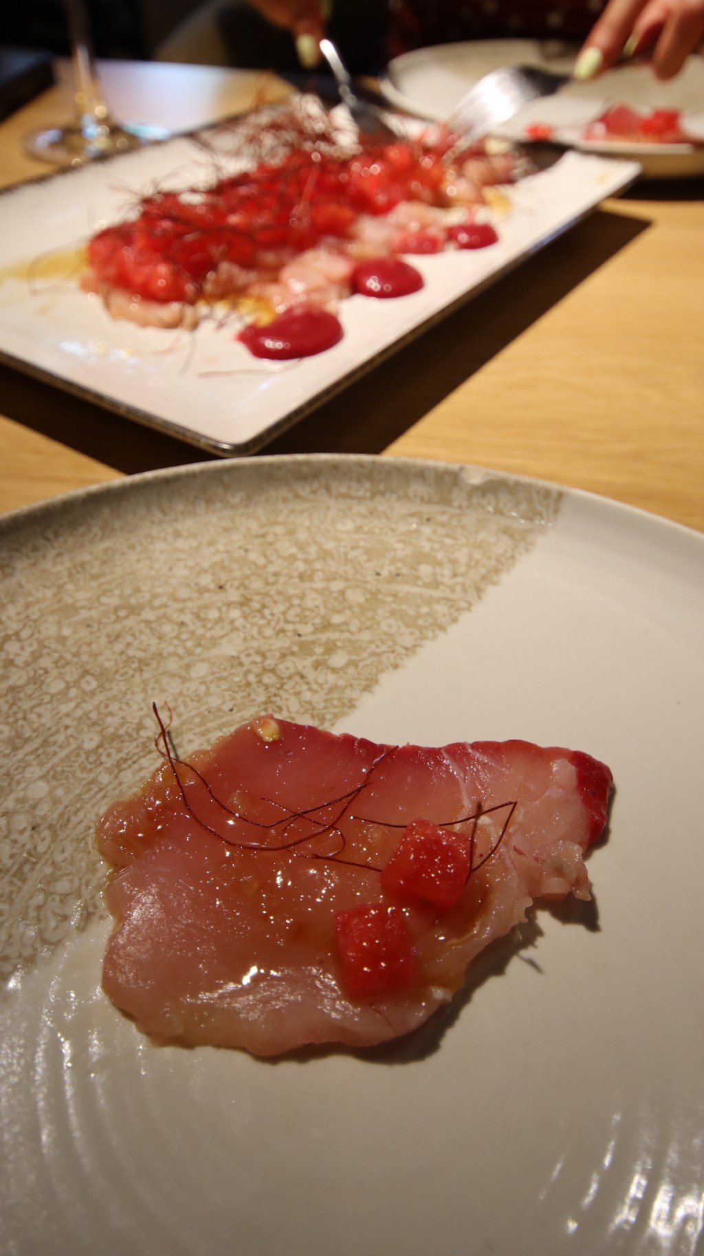 sashimi de bonito con reducción de remolacha