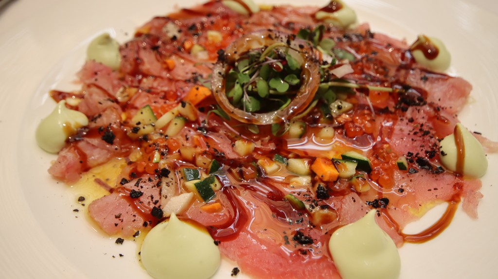 sashimi de bonito con mayonesa de wasabi y huevas de trucha