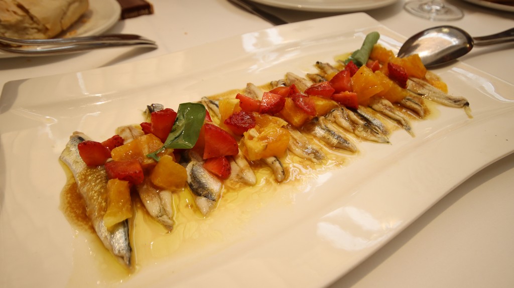 boquerones con tomate fresa y naranja