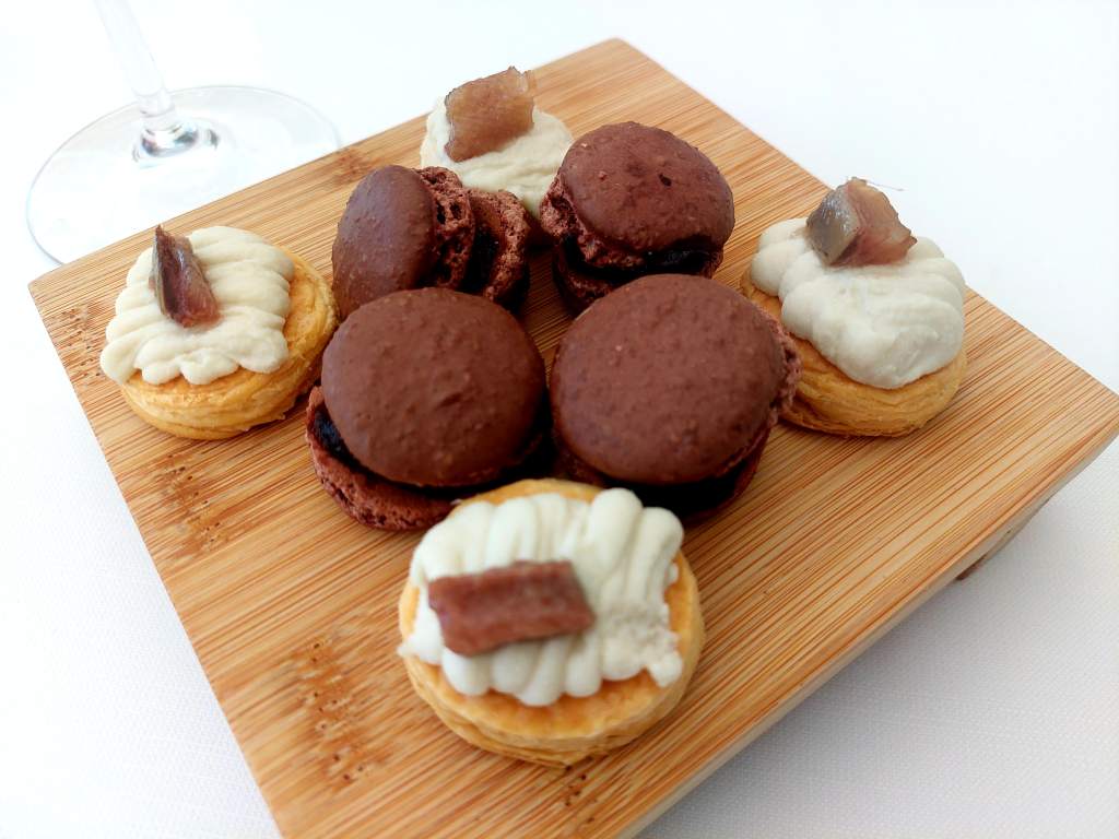 Macarons de morcilla y tartaleta con crema de queso y anchoa ahumada La Terraza de Desencaja