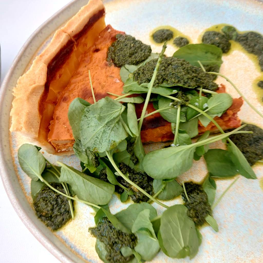 tarta de tomate con tomates asados y pesto y gazpacho