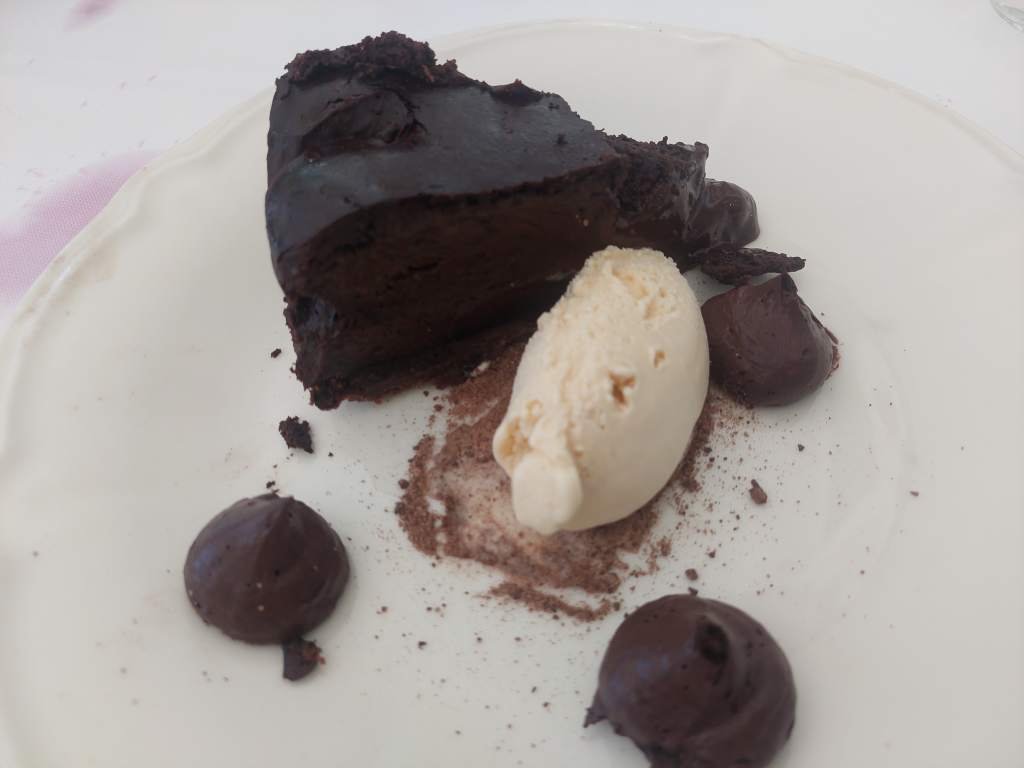 tarta de chocolate y helado