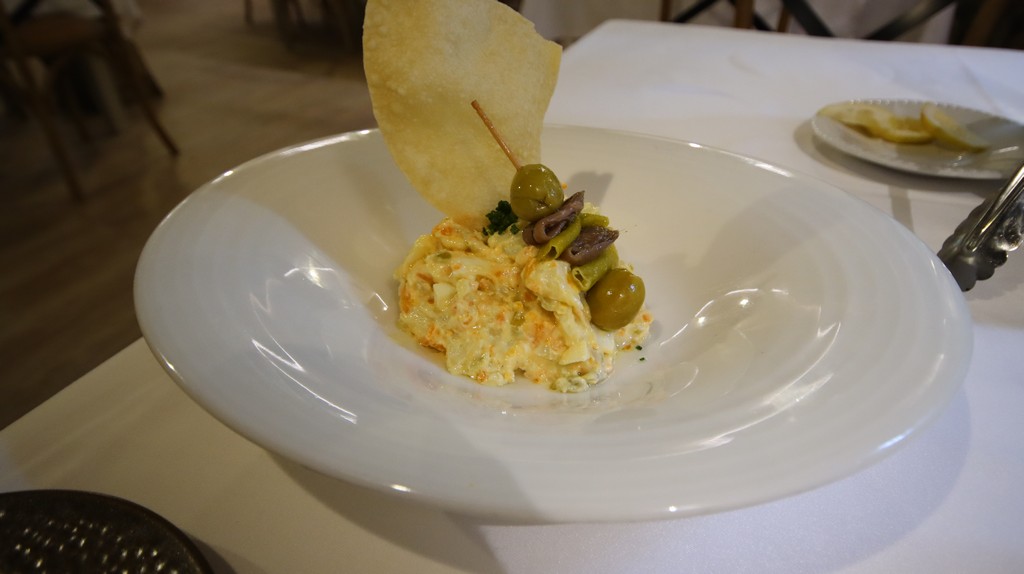 Ensaladilla de gildas con crujiente de papadum