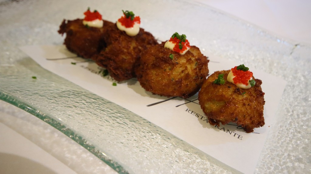 Buñuelos de mejillón tigre con huevas de tobico