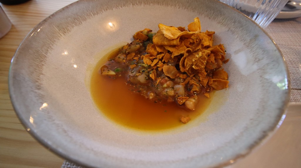Tartar de corvina con maracuyá y chips crujientes