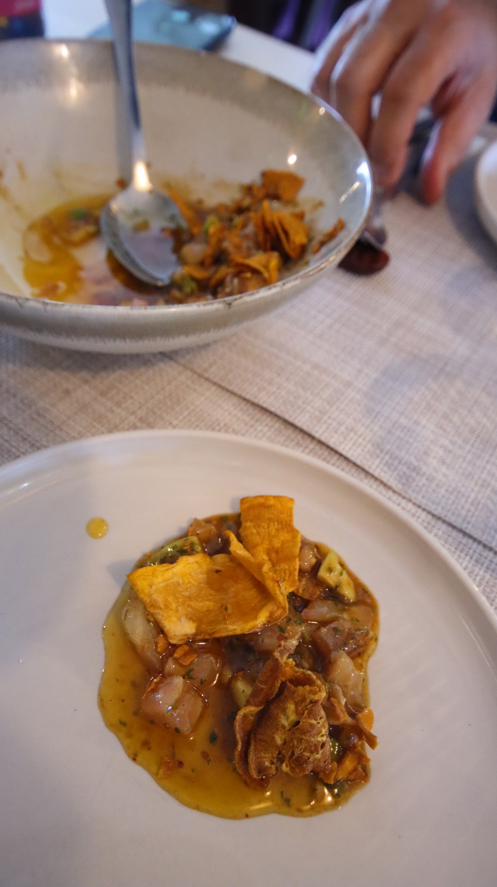 Tartar de corvina con maracuyá y chips crujientes