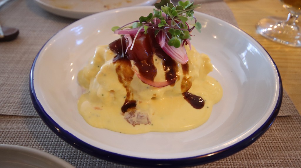 Ensaladilla con mayonesa de yema y tartar de atún