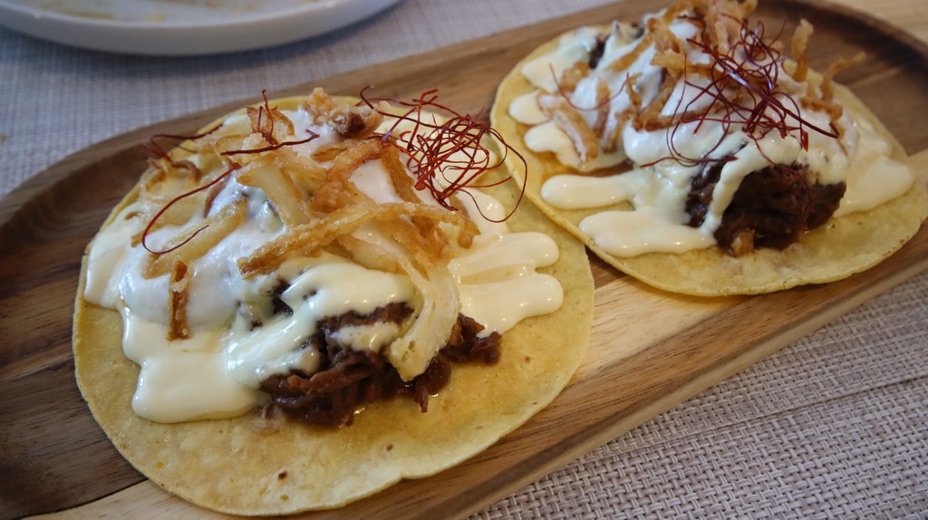 Taco de carne mechada, lima, queso y chipotle