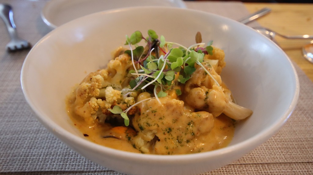 Coliflor con mejillón, curry de coco y kimchi